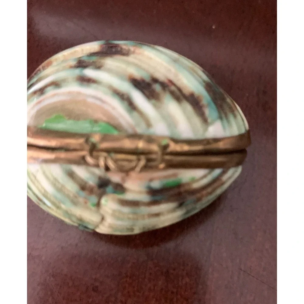 Mini Green & White Seashell Clam Brass? Hinged Pill Trinket‎ Box 1.75'